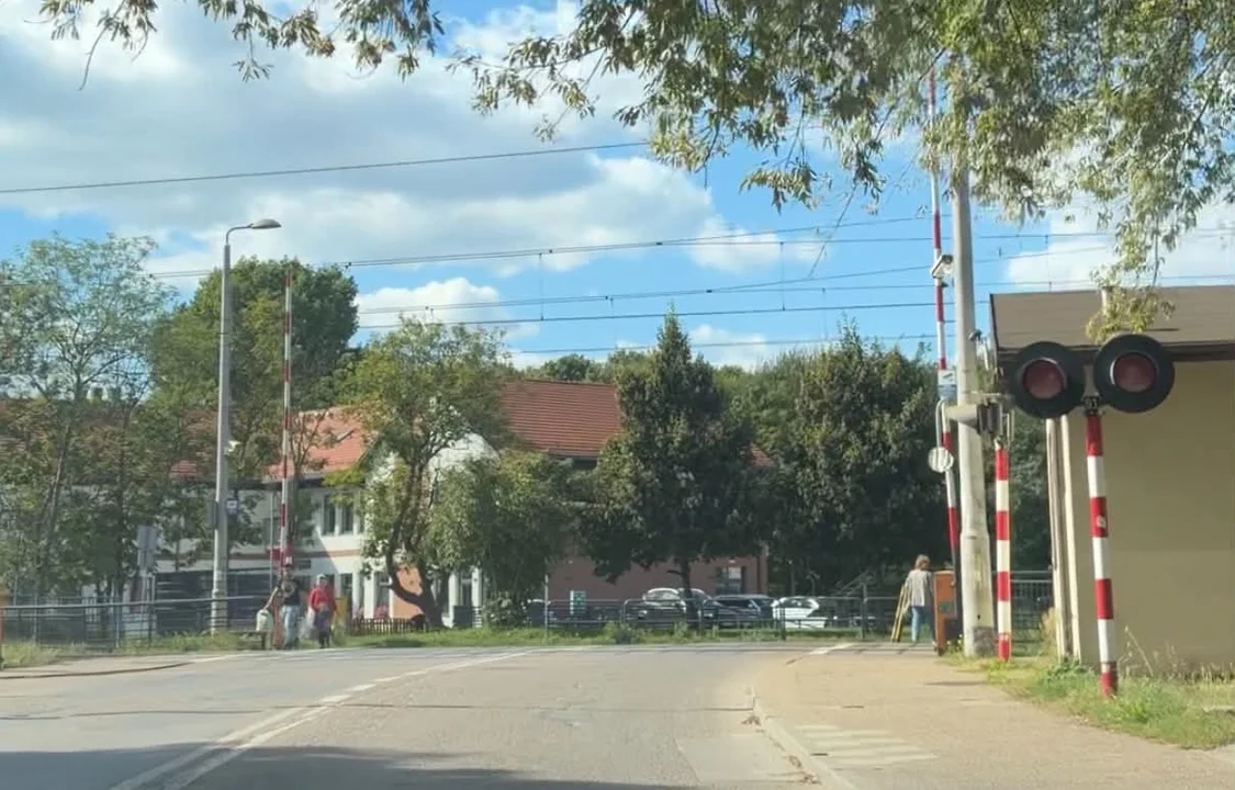 Rogatki podniesione, nie pali się czerwone światło - rozejrzyj się i jedź