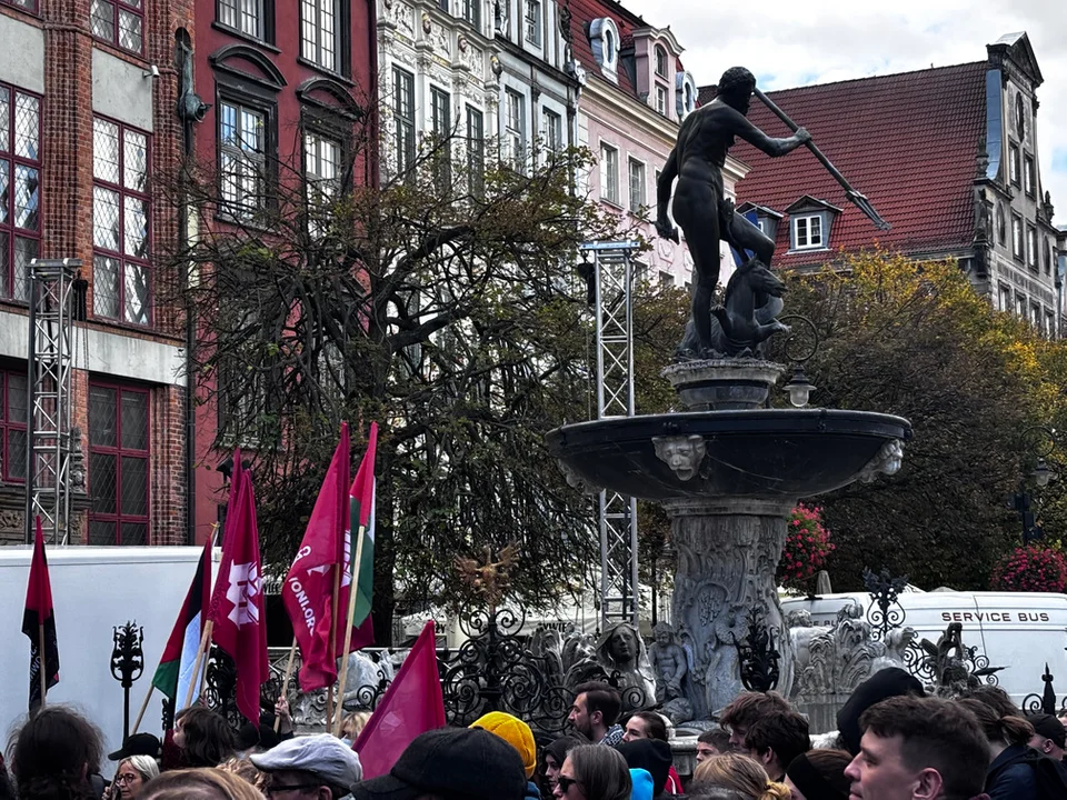 Protest dla Palestyny w Gdańsku. Tłum spotkał się przy Fontannie Neptuna