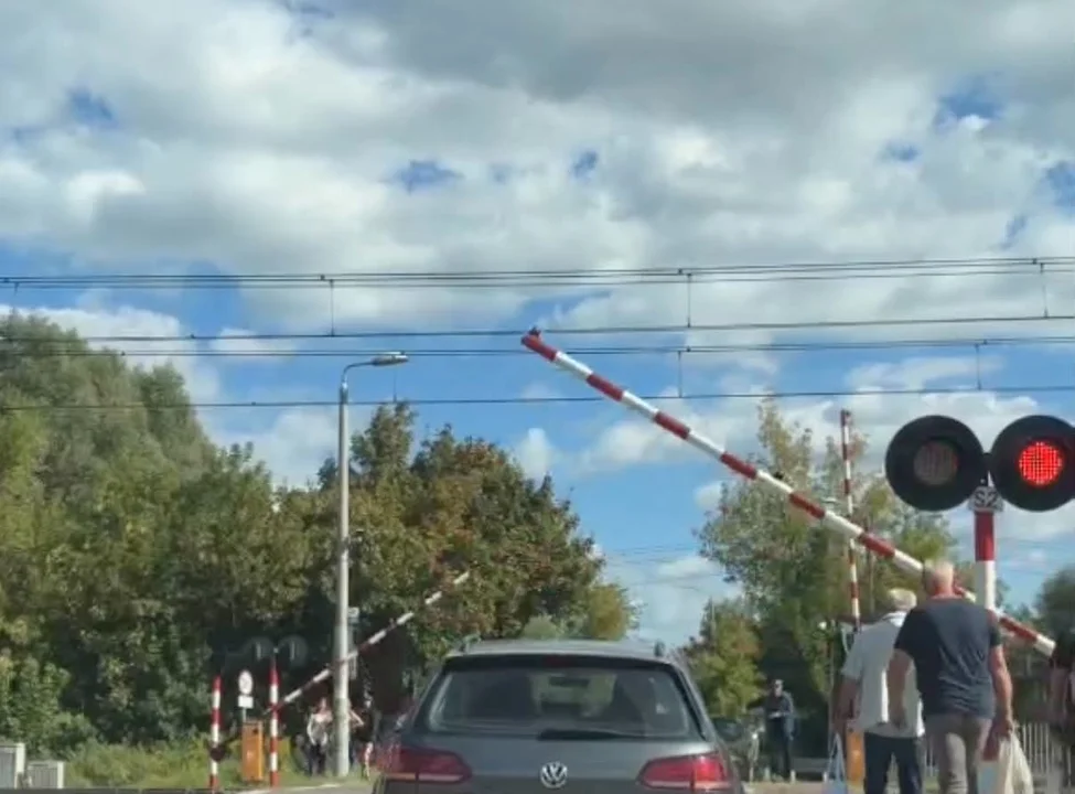 Jak korzystać z przejazdów kolejowych? Poradnik Puls Gdańska