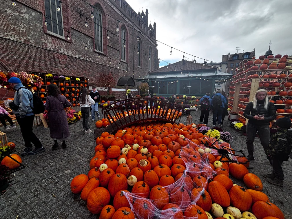 Dynie, stroiki i halloweenowe malowanie. Tak zmieniła się Hala Targowa w Gdańsku