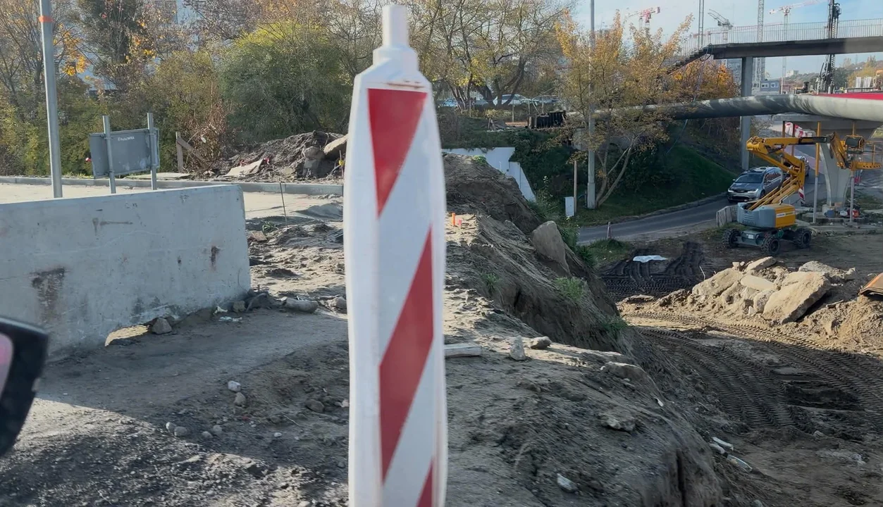 Wielkie dziury tuż przy drodze. Kierowcy muszą uważać