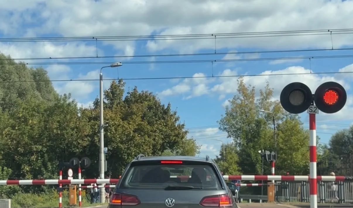 opuszczone rogatki i czerwone - stój
