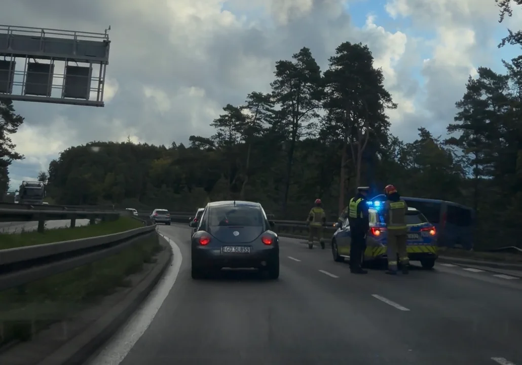 Duży korek na estakadzie. Samochód uderzył w barierę