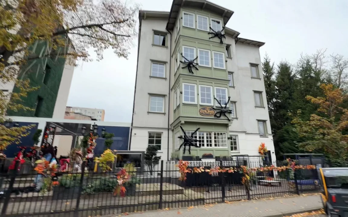 Sopot już gotowy na Halloween. Ta kamienica znów przyciąga wzrok
